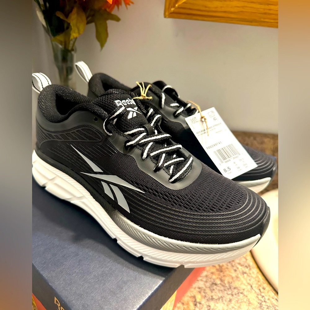 Reebok Black and White Athletic Shoes Womens 8.5 nwt